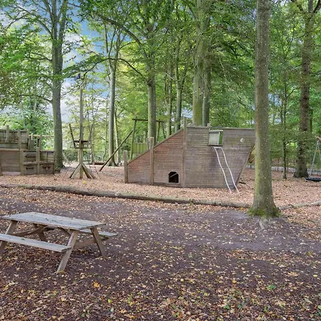 4 Bedroom Lovely In Holiday home *